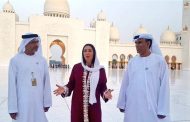 (بالصور) بعد التراتيل اليهودية بأبو ظبي، وزيرة إسرائيلية تزور مسجد الشيخ زايد