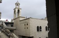 ركام بدل شجرة الميلاد في باحة كنيسة بلدة عربين السوريّة