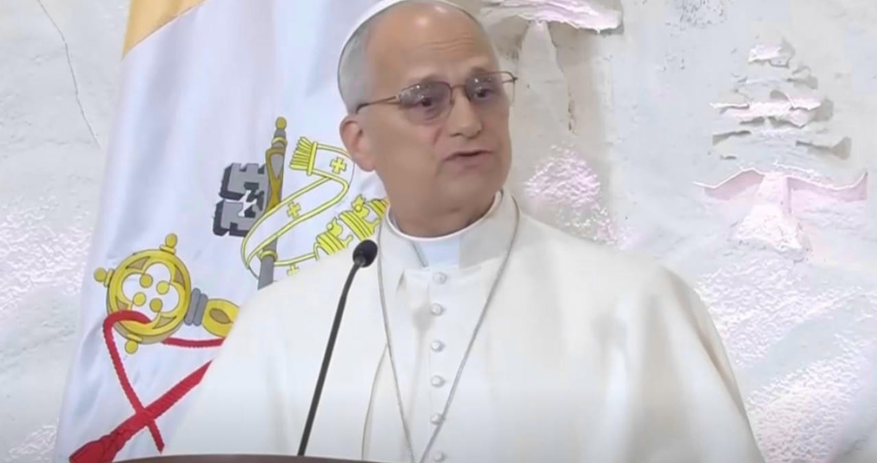 (*) البابا لاوون من بعبدا: أزور ھﺬه اﻷرض ﺣﯿﺚ اﻟﺴّﻼم هو أﻛﺜﺮ ﻣﻦ ﻣﺠﺮّد ﻛﻠﻤﺔ واللبنانيون ﺷﻌﺐ ﻻ ﯾﺴﺘﺴﻠﻢ ﺑﻞ ﯾﻘﻒ أﻣﺎم اﻟﺼﻌﺎب وﯾﻌﺮف داﺋﻤًﺎ أن ﯾُﻮﻟﺪ ﻣﻦ ﺟﺪﯾﺪ ﺑﺸﺠﺎﻋﺔ