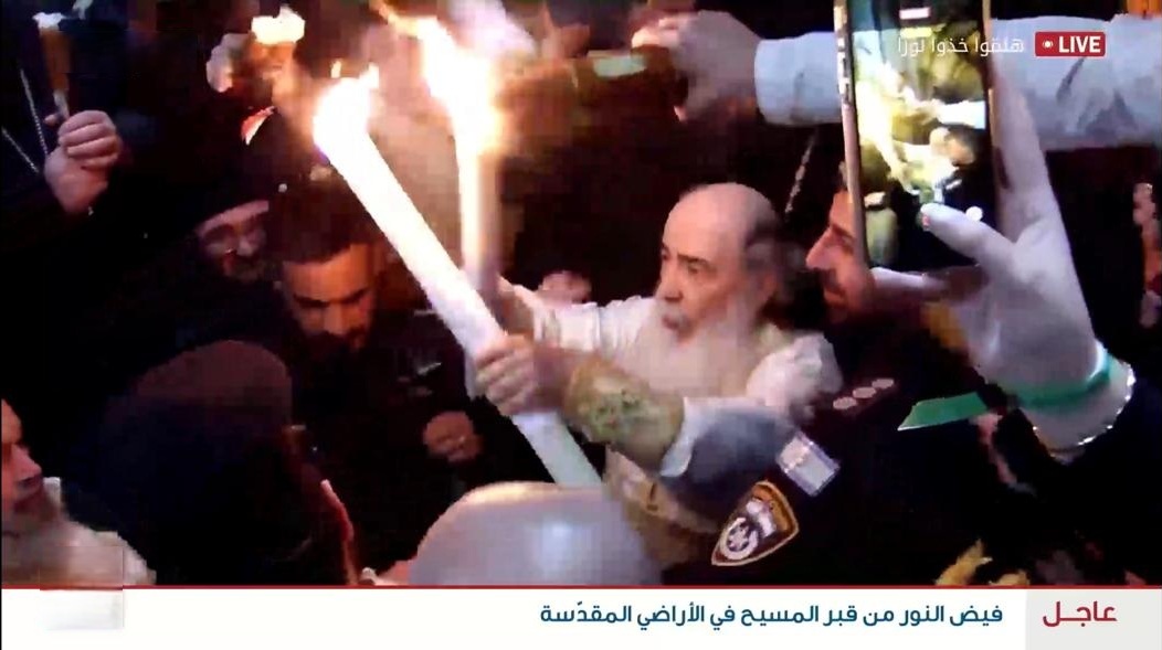 فيض النور من القبر المقدّس في كنيسة القيامة